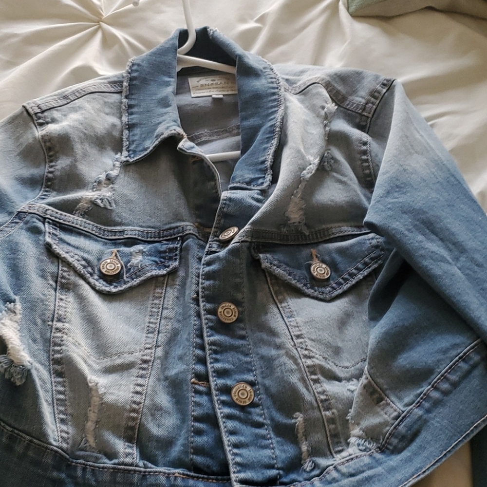 The perfect spring summer distressed Jean jacket